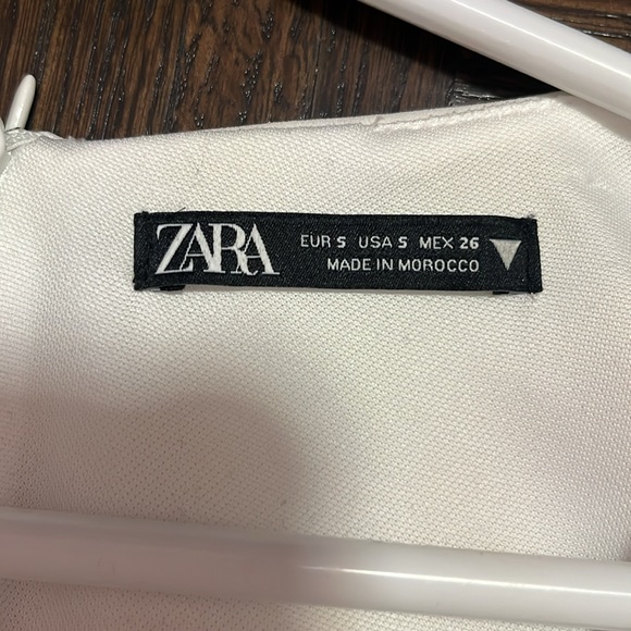 White dress with bow and rouging. - Picture 3 of 4